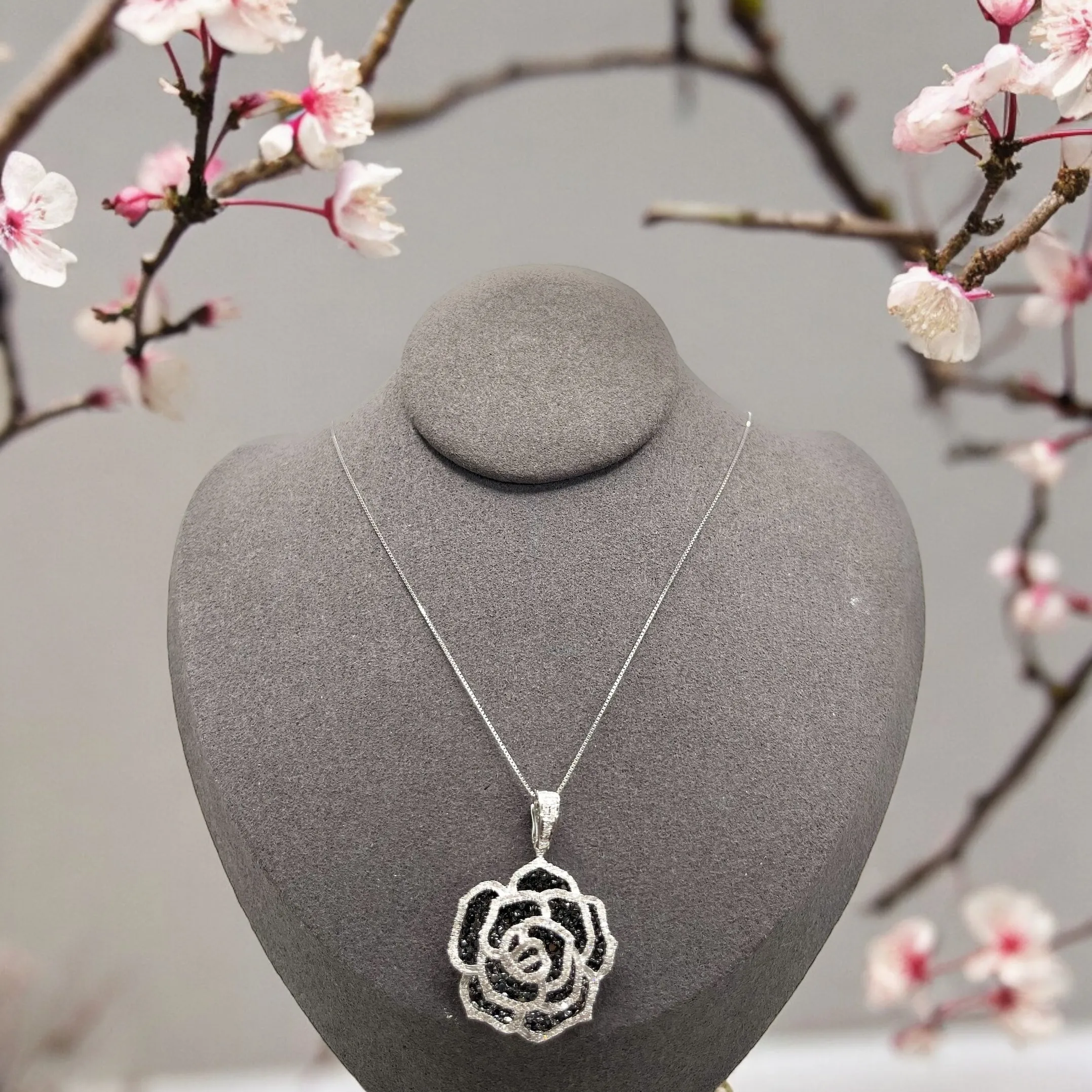 CAMELLA NECKLACE