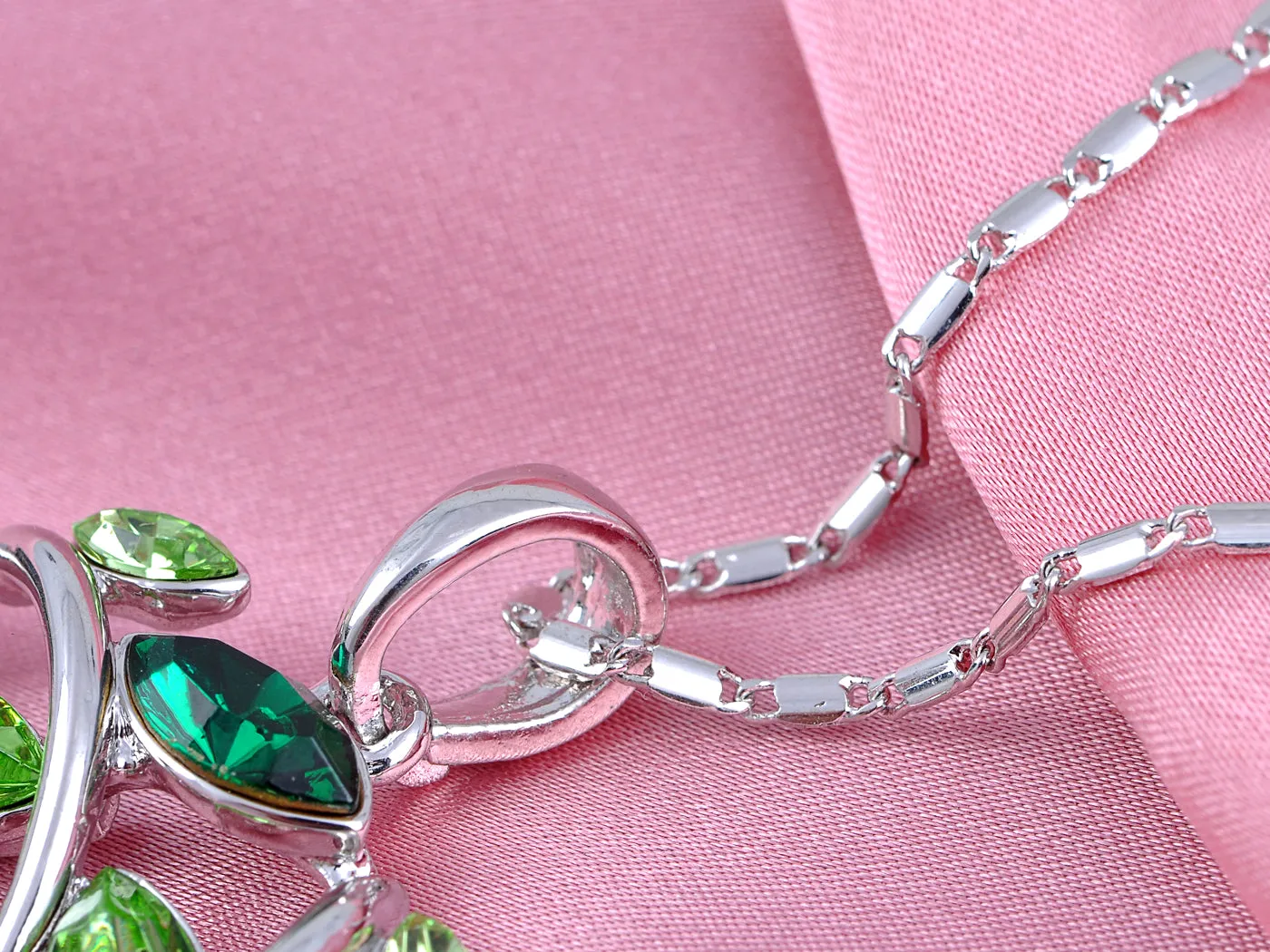 Emerald Colored Gemss Christmas Leaf Wreath Pendant Necklace
