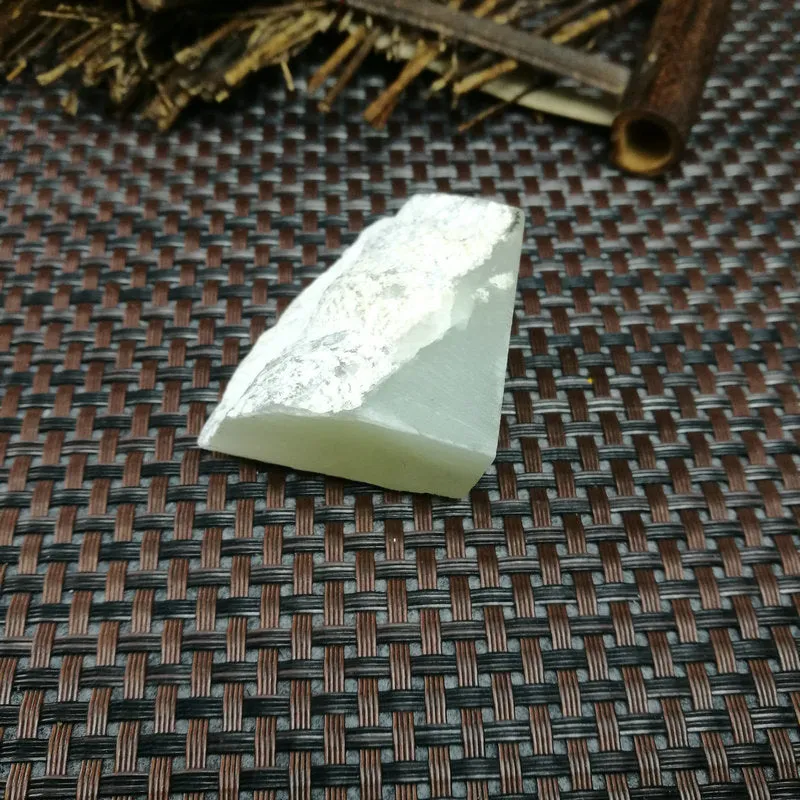 Natural Kunlun Jade Rough Nephrite Raw (63g,4.5X3.5X2.5cm)